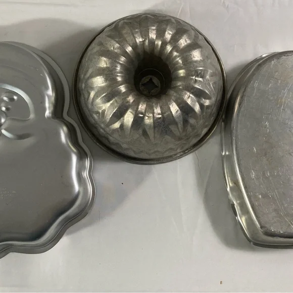 Vintage Wilton Cake Pan Trio. Santa Heart Shape and Bundt Style Pan - Picture 3 of 4